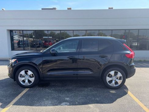 Used 2022 Volvo XC40 T5 Momentum AWD/4WD image 2