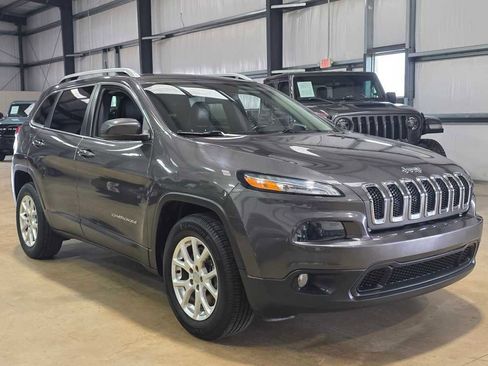 Used 2018 Jeep Cherokee Latitude Plus w/ Cold Weather Group image 3