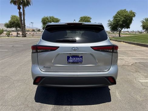 Used 2022 Toyota Highlander XLE image 6