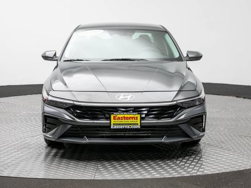 Used 2024 Hyundai Elantra SE FWD image 2