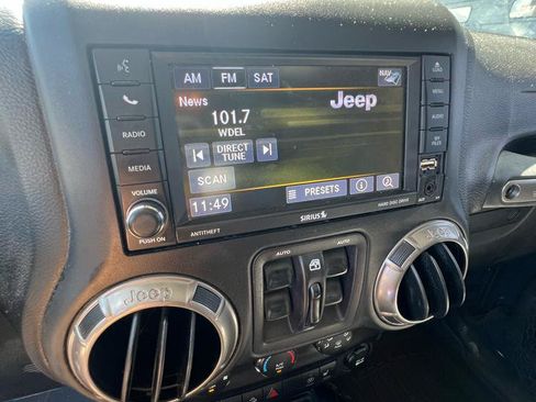 Used 2018 Jeep Wrangler Unlimited Sahara AWD/4WD image 21
