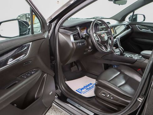Used 2022 Cadillac XT6 Premium Luxury image 3