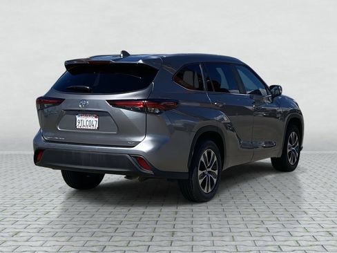 Certified 2025 Toyota Highlander XLE image 6