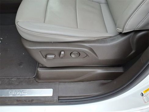 Used 2024 GMC Yukon XL SLT w/ SLT Premium Package image 18