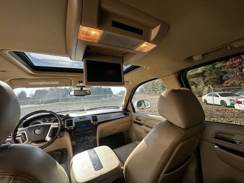 Used 2011 Cadillac Escalade ESV Premium image 22