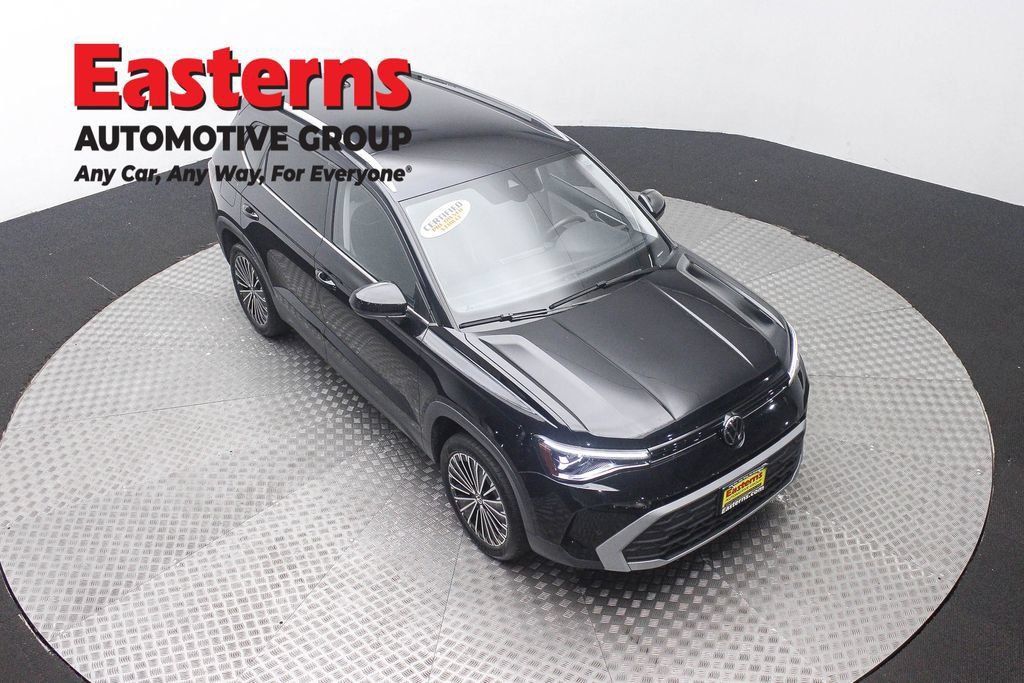 Used 2025 Volkswagen Taos SE FWD image 3