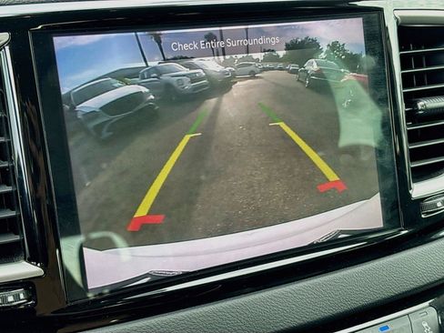 Used 2023 Chrysler Pacifica Touring-L FWD image 13