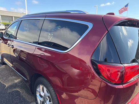 Used 2020 Chrysler Pacifica Touring-L image 26