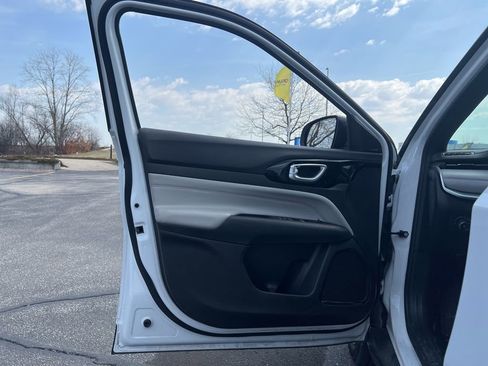 Used 2025 Jeep Compass Limited image 8