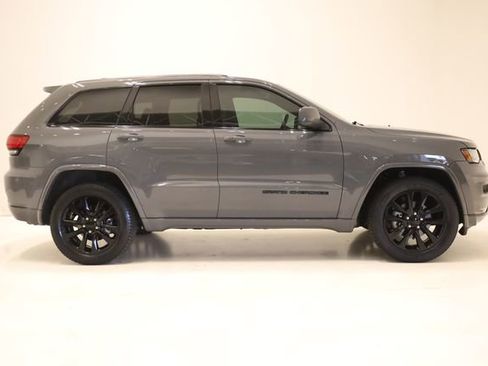 Used 2019 Jeep Grand Cherokee Altitude image 3