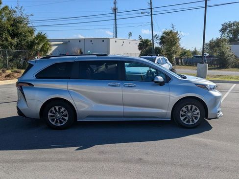 Used 2024 Toyota Sienna XLE image 4