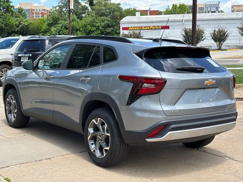 Used 2025 Chevrolet Trax LT FWD image 6