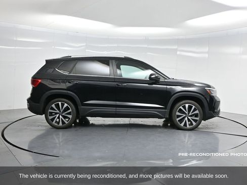 Used 2023 Volkswagen Taos SE w/ Panoramic Sunroof Package image 40