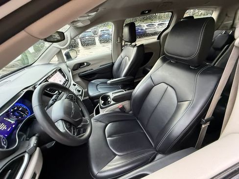 Used 2023 Chrysler Pacifica Touring-L FWD image 4