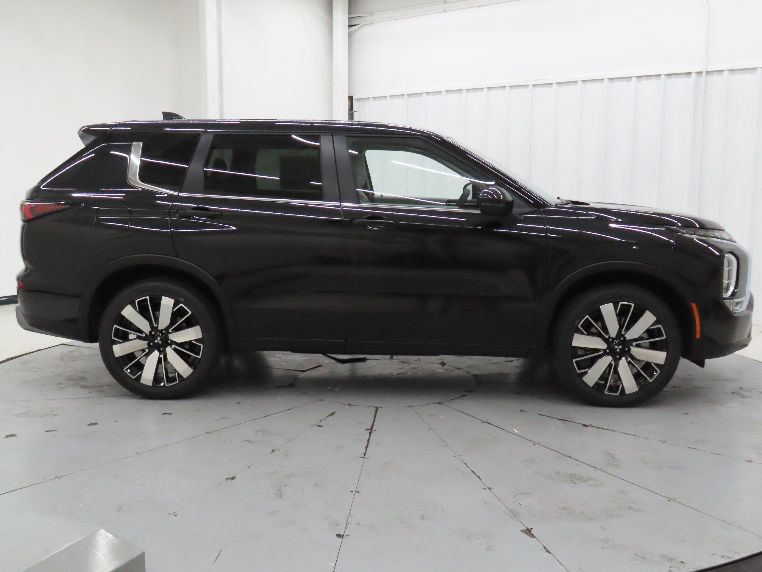 New 2026 Mitsubishi Outlander SE FWD image 2