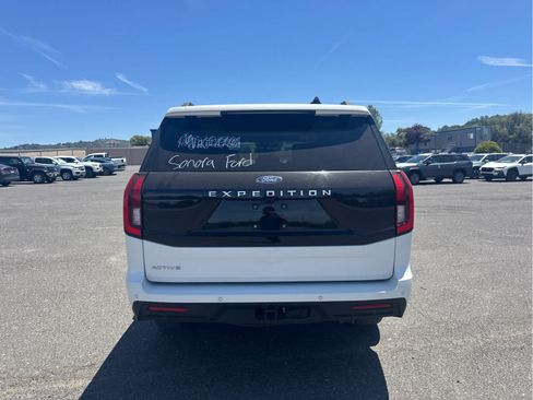 Used 2025 Ford Expedition Active AWD/4WD image 6