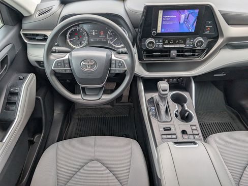 Used 2023 Toyota Highlander L image 6
