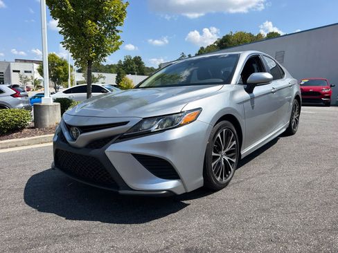 Used 2019 Toyota Camry SE w/ Audio Package FWD image 1