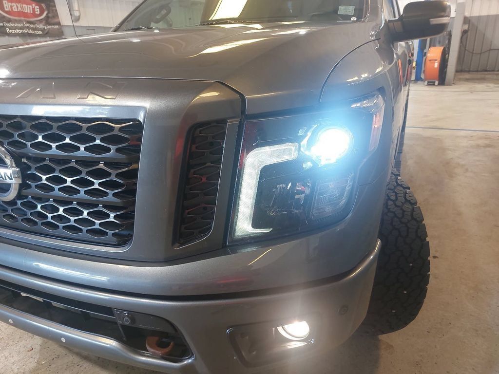 Used 2018 Nissan Titan SV w/ SV Convenience Package AWD/4WD image 31