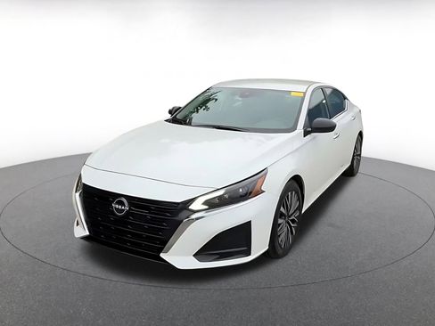 Used 2025 Nissan Altima 2.5 SV FWD image 7