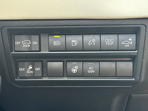 Used 2025 Toyota Sequoia Capstone AWD/4WD image 36