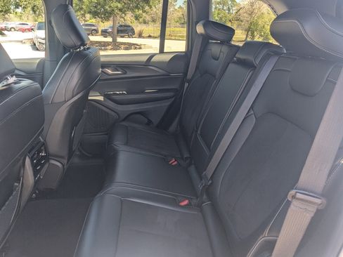 Used 2025 Jeep Grand Cherokee Altitude image 15