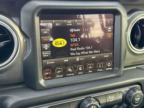 Used 2022 Jeep Gladiator Overland w/ LED Lighting Group AWD/4WD image 23
