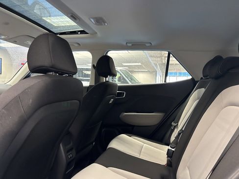 Used 2025 Hyundai Venue SEL image 20