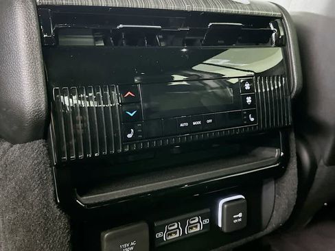 Used 2022 Jeep Wagoneer Series III w/ Flexible Seating Group AWD/4WD image 13