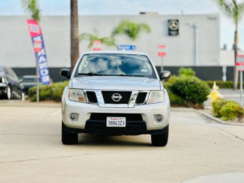 Used 2019 Nissan Frontier SV RWD image 2