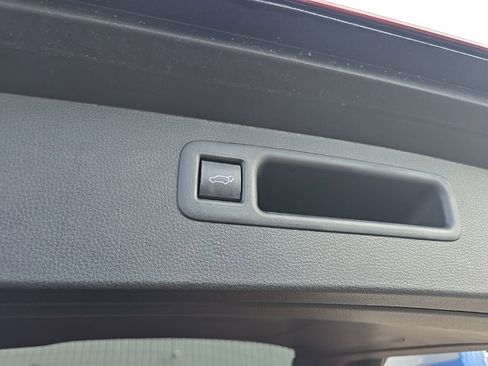 Used 2023 Toyota Highlander L AWD/4WD image 6