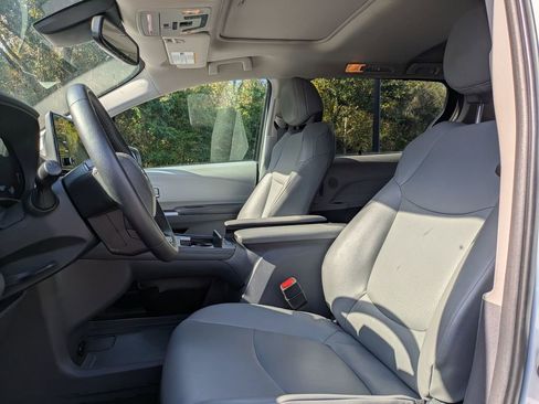 Used 2023 Toyota Sienna XLE image 12