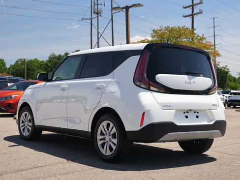 Used 2024 Kia Soul LX FWD image 3