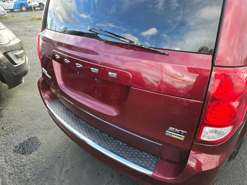 Used 2019 Dodge Grand Caravan SXT image 12