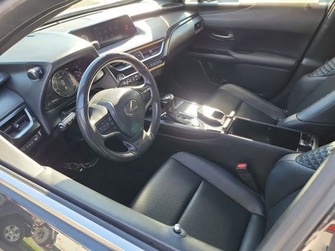 Used 2020 Lexus UX 200 image 3