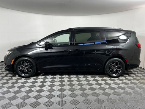 Used 2020 Chrysler Pacifica Touring-L Plus w/ Advanced Safetytec Group FWD image 8