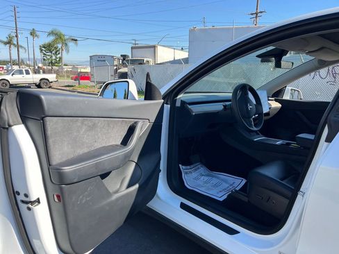 Used 2022 Tesla Model Y Long Range image 9