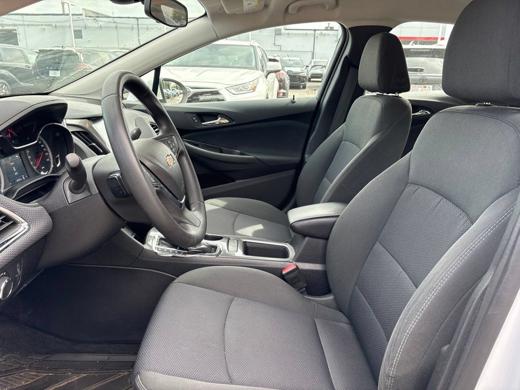 Used 2018 Chevrolet Cruze LT FWD image 5