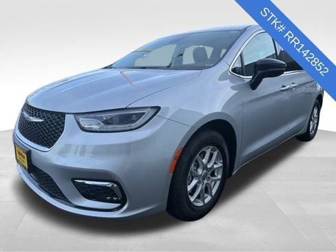 Used 2024 Chrysler Pacifica Touring-L image 3