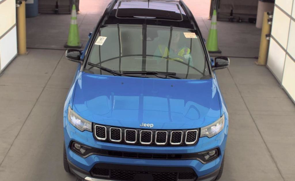 Used 2023 Jeep Compass Limited w/ Sun and Sound Group AWD/4WD image 2