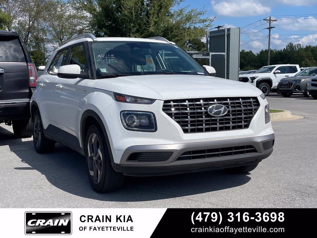 Used 2025 Hyundai Venue SEL FWD image 1