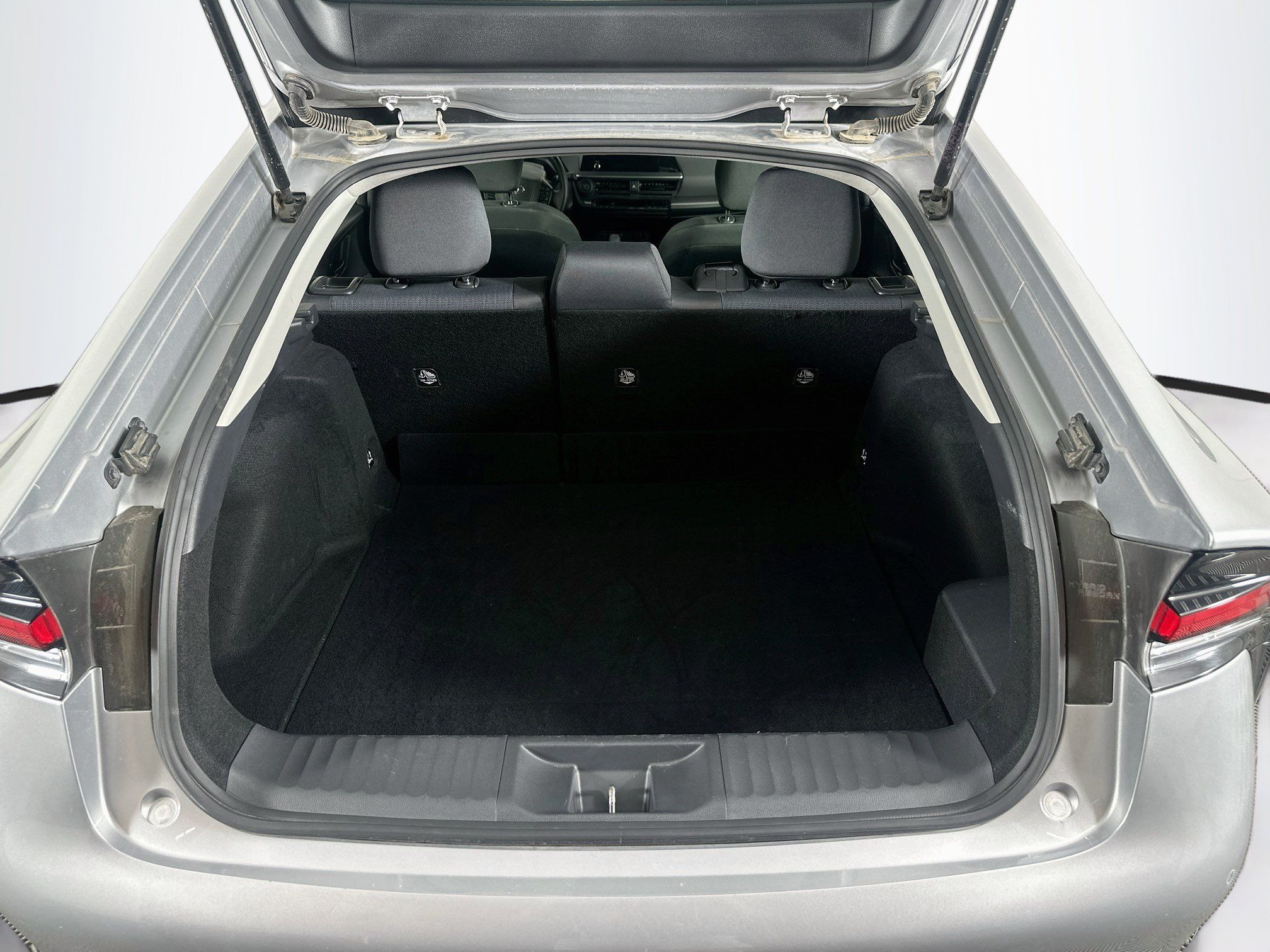 Used 2025 Toyota Prius LE FWD image 27