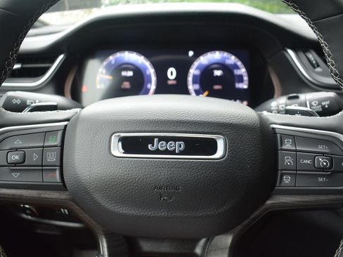 Used 2024 Jeep Grand Cherokee Limited AWD/4WD image 12