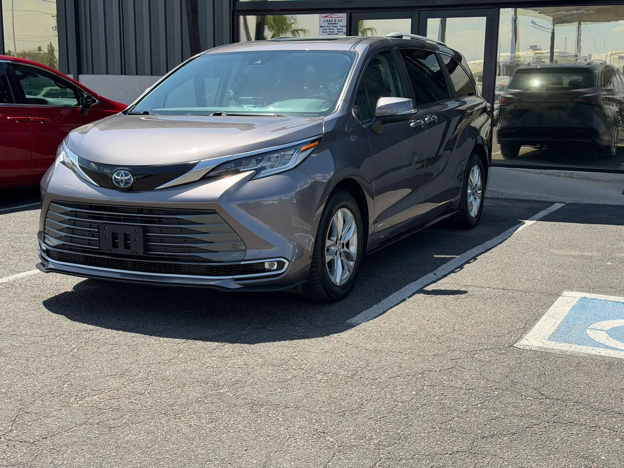 Used 2021 Toyota Sienna Limited FWD image 1