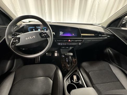 Certified 2025 Kia Niro SX Touring image 12