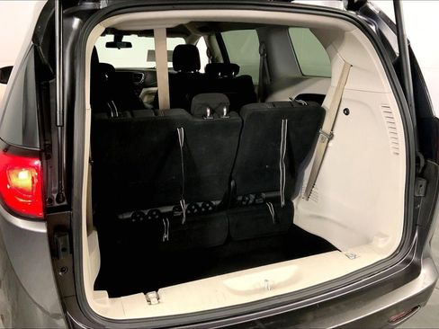 Used 2022 Chrysler Voyager LX FWD image 4