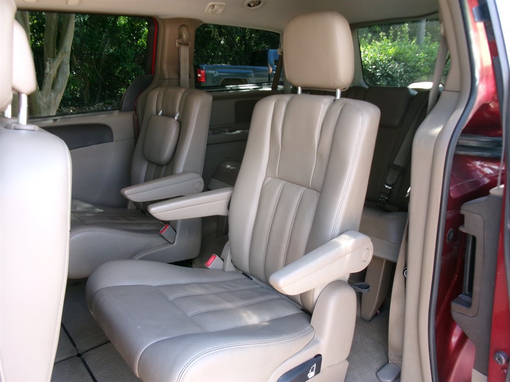 Used 2013 Chrysler Town & Country Touring-L w/ Driver Convenience Group FWD image 17