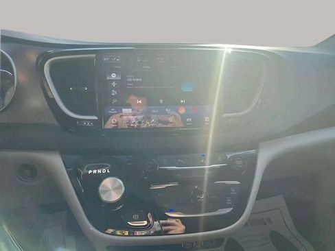 Used 2024 Chrysler Pacifica Touring-L FWD image 8