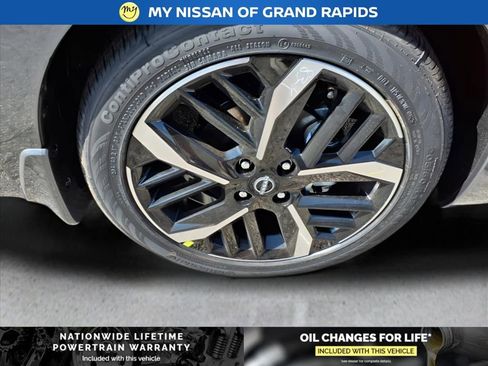 New 2025 Nissan Versa SR w/ Trunk Package image 16