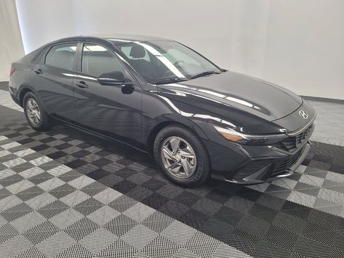 Used 2025 Hyundai Elantra SE FWD image 11